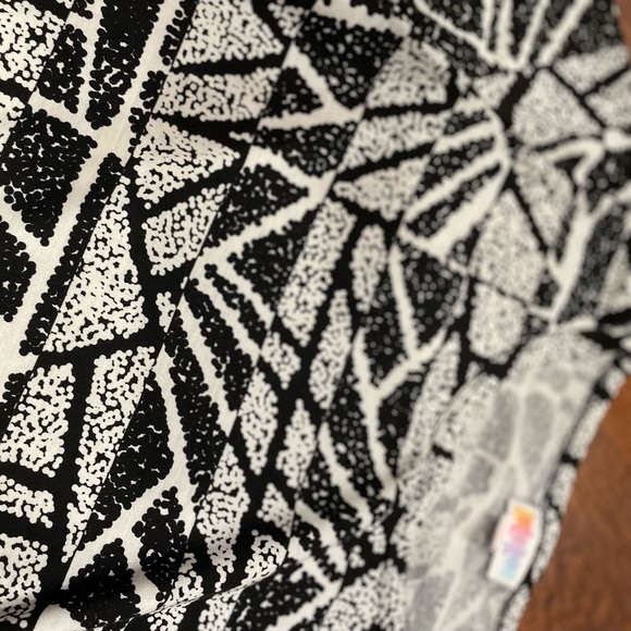NWOT LuLaRoe Gigi Geometric T- Shirt - Picture 4 of 5